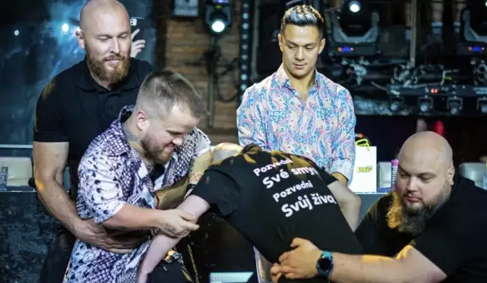 Clash 17 odhalil divokou kartu: Benda proti pěti, Kotlár s Datelem bez rukavic