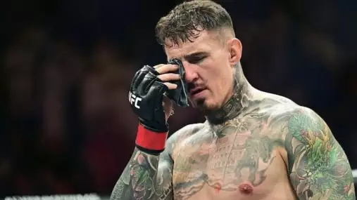 Titulová bitva na UFC 321 skončila katastrofou, Aspinall po píchnutí do oka nemohl pokračovat