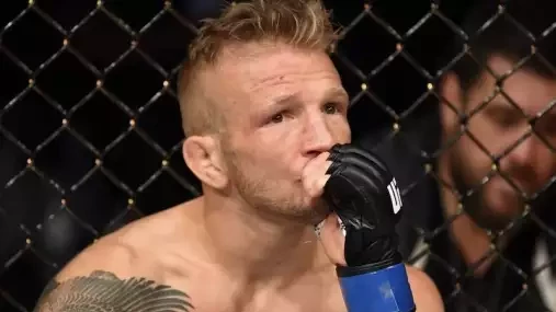 Rameno v troskách, kariéra v prachu. UFC legenda se nezvládne ani učesat