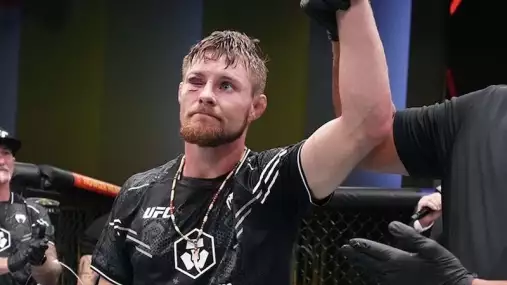 Slavný UFC bojovník si musel sám napravit zlomený nos. Neměl na doktora