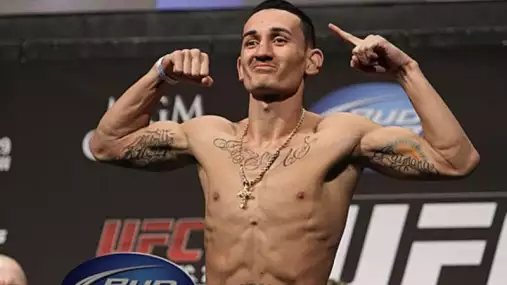 Ten chlap bere drogy? Holloway se vysmál odvážné výzvě do zápasu