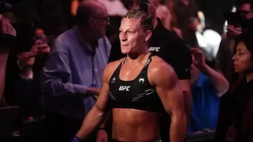 Její trenér ji zneužíval, otec byl násilník. Příběh šampionky UFC je skvělým námětem k filmu