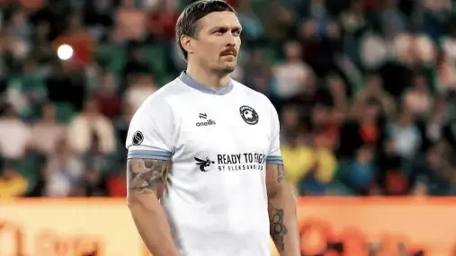 Oleksandr Usyk čelí kritice, po odkladu obhajoby kvůli zranění hrál fotbal