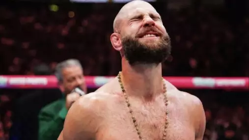 Jones zesměšnil Aspinalla a kývl na superzápas. Volná cesta pro Procházku