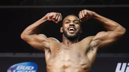 Jones není zase takový frajer, za jakého se vydává, opřel se do šampiona konkurent z divize