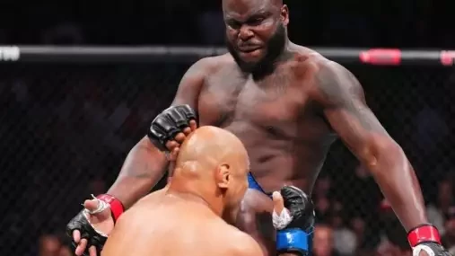 VIDEO: Černá Bestie slaví! Derrick Lewis překvapil naskočeným kolenem a po půl minutě sundaval trenky